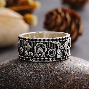 Makroaufnahme eines Steampunk-Zahnradrings mit mechanischen Details auf dunklem Stein