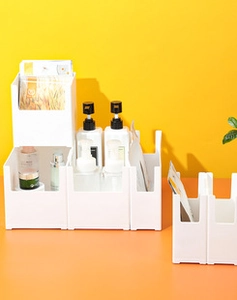 Gros plan d'un organisateur en plastique blanc minimaliste avec plusieurs compartiments à cosmétiques