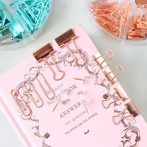 Set di graffette in oro rosa con taccuino rosa e accessori per ufficio e organizzazione
