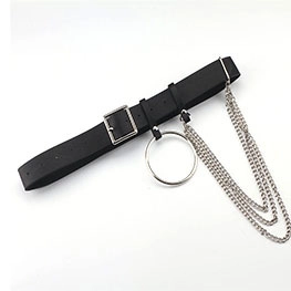 Detail eines Punk-Stil PU-Ledergürtel-Accessoires mit silbernen Metallketten und Ringen