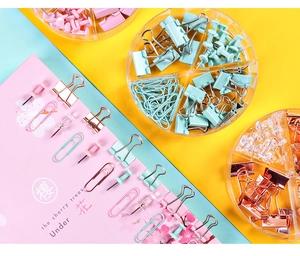 Vista dall'alto di graffette e clip colorate in una scatola organizer circolare