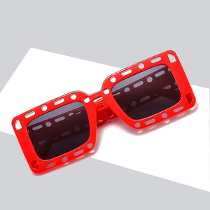 Moderne quadratische rote Sonnenbrille mit ausgehöhltem Rahmen im Hip-Hop-Party-Stil