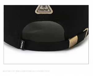 Gros plan détaillé d'une casquette de baseball noire avec boucle métallique réglable