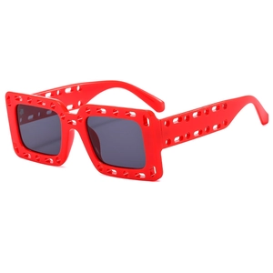Moderne eckige rote Sonnenbrille mit Hohlrahmen und dunklen Gläsern für Hip-Hop-Partys