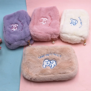 Lot de quatre trousses à maquillage en peluche avec broderie chiot et breloque perle
