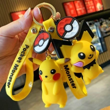 Dettaglio del portachiavi in silicone Pikachu con cinturino giallo e ciondoli pokeball