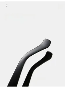 Makrodetail der ergonomisch gebogenen schwarzen Bügelenden für bequemen Sitz der Sonnenbrille