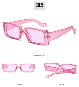Detailansicht der pinkfarbenen transparenten Y2K-Sonnenbrille mit glattem PC-Rahmen