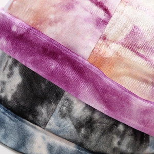 Vue détaillée des bonnets docker en velours tie-dye avec une texture douce de qualité
