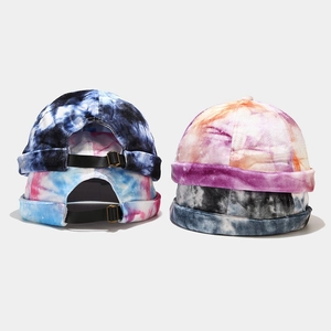 Lot de quatre bonnets docker tie-dye colorés avec sangles en cuir réglables streetwear