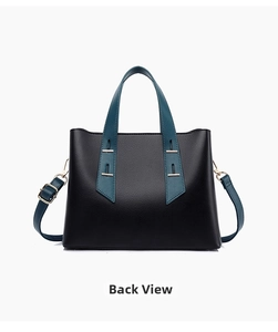 Vista posteriore della borsa tote con finitura in pelle nera e tracolla blu scuro regolabile