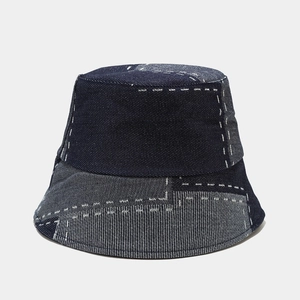 Detailansicht eines Vintage-Denim-Anglerhuts mit Patchwork-Muster und weißen Nähten