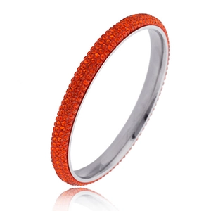 Dettaglio del bracciale in acciaio inossidabile argento con tre file di cristalli arancioni
