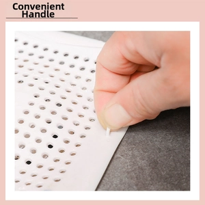Dettaglio del filtro per lavello in silicone bianco con pratica maniglia per un facile sollevamento