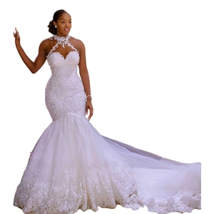 Elegante abito da sposa a sirena bianco con scollo all'americana e lungo strascico