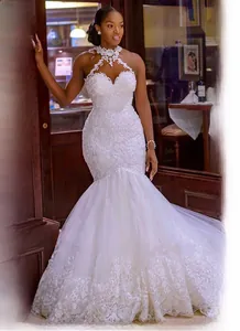 Dettaglio dell'abito da sposa a sirena bianco con pizzo all'americana e gonna in tulle