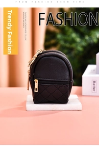 Dettaglio mini portamonete a zaino in pelle PU nera con trapuntatura e cerniera dorata