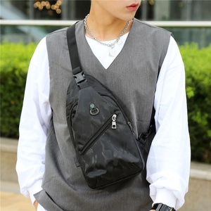 Sac de poitrine camouflage noir pour homme imperméable avec port USB et bandoulière réglable