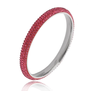 Dettaglio del bracciale rigido da donna in acciaio con quattro file di cristalli rosa