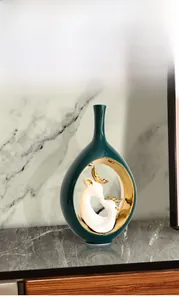 Dettaglio del vaso di lusso in ceramica con cervi bianchi dorati in un interno moderno