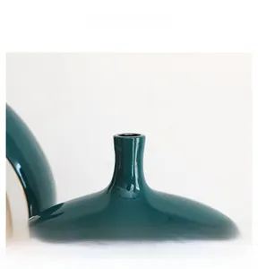 Vista macro dettagliata del collo stretto e del vaso in ceramica smaltata verde scuro
