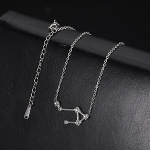 Détail macro du pendentif Balance en acier inoxydable argenté avec pierres de zircon