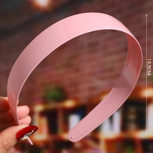 Detail shot of pink plastic headband showing 13.5cm size and non-slip inner teeth