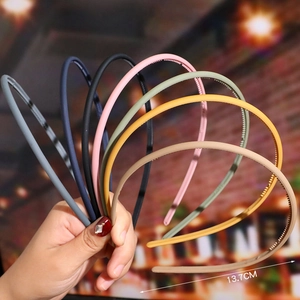 Detail showing the inner non-slip teeth and colorful matte finish of the slim headband