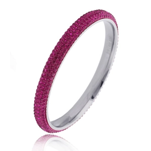 Vista dettagliata di cristalli pavé argento e oro rosa su un bracciale in acciaio inox