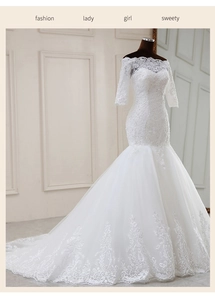 Détails d'une robe de mariée sirène aux épaules dénudées avec broderies en dentelle