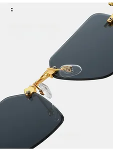 Detail der bequemen Silikon-Nasenpads und des goldenen Metallstegs der randlosen Brille