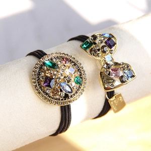 Lot d'élastiques baroques avec strass colorés et pendentifs nœuds dorés sur support