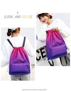 Dettaglio della borsa a coulisse in nylon impermeabile con sfumatura rosa-viola e zip