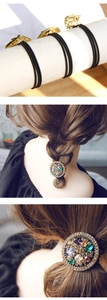 Détail de l'élastique cheveux bohème avec strass colorés et base en métal doré