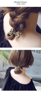 Gros plan d'un élastique baroque avec strass et pendentif noeud en métal et cristal