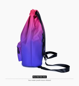 Vista laterale dello zaino a coulisse sfumato in nylon impermeabile con tasca zip