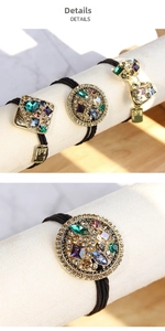 Vue détaillée de chouchous baroques avec strass colorés et pendentifs en métal