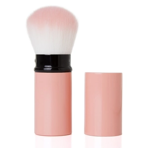 Tragbarer rosa Make-up-Pinsel mit Schutzkappe und weichen, abgestuften Borsten im Detail