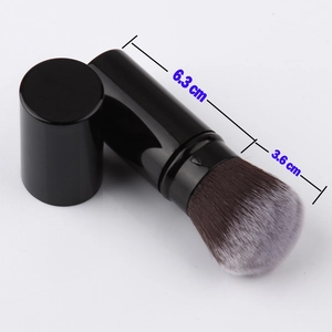 Makro-Detail des tragbaren ausziehbaren Make-up-Pinsels mit Maßangaben für Puder und Rouge