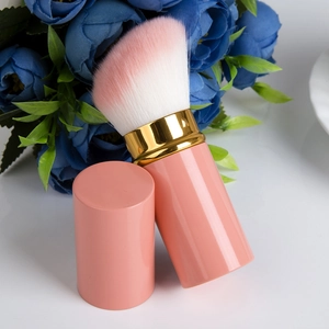 Detailansicht des tragbaren rosa Teleskop-Make-up-Pinsels mit weichem Farbverlauf