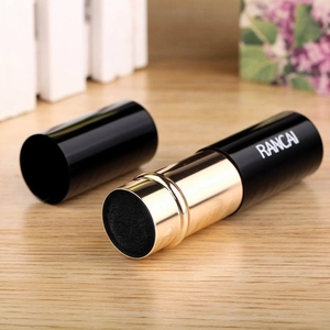 Detailansicht des tragbaren Make-up-Pinsels mit Schwammkopf und goldener Metallakzenten
