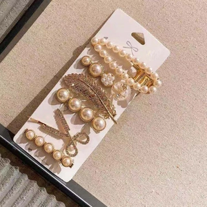 6-teiliges Haarspangen-Set mit Perlen und Gold-Strasssteinen auf Displaykarte