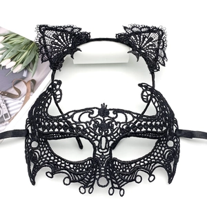 Détails de l'élégant masque d'oreilles de chat en dentelle noire avec broderie complexe