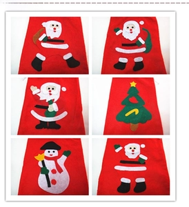 Dettaglio di sei sacchetti regalo di Natale festivi con motivi di Babbo Natale e pupazzo
