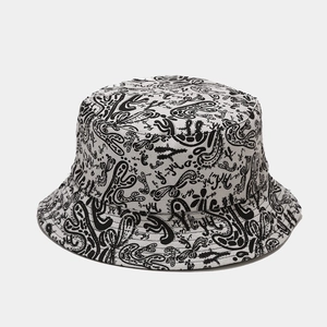 Gros plan du motif graffiti noir cactus sur le chapeau bob en coton blanc