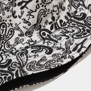 Gros plan sur le tissu en coton paisley noir et blanc durable et les coutures du bob