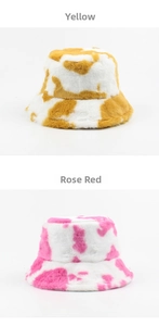 Détails de la texture pelucheuse des bobs à motif vache en jaune et rose rouge