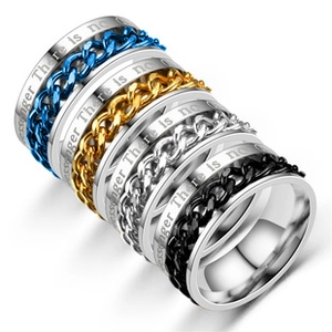 Vista detallada de cuatro anillos giratorios en plata, azul, oro y negro con diseño cadena