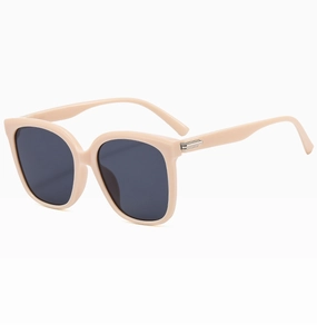 Dettaglio di occhiali da sole quadrati beige con lenti scure e cerniere in metallo