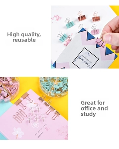 Dettaglio di graffette, mollette e puntine in colori pastello in un set di cancelleria creativo